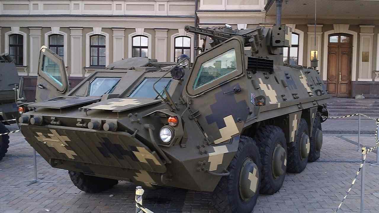 Ukrajinský obrnený transportér BTR-4E vystavený v Kyjeve počas vojenskej výstavy