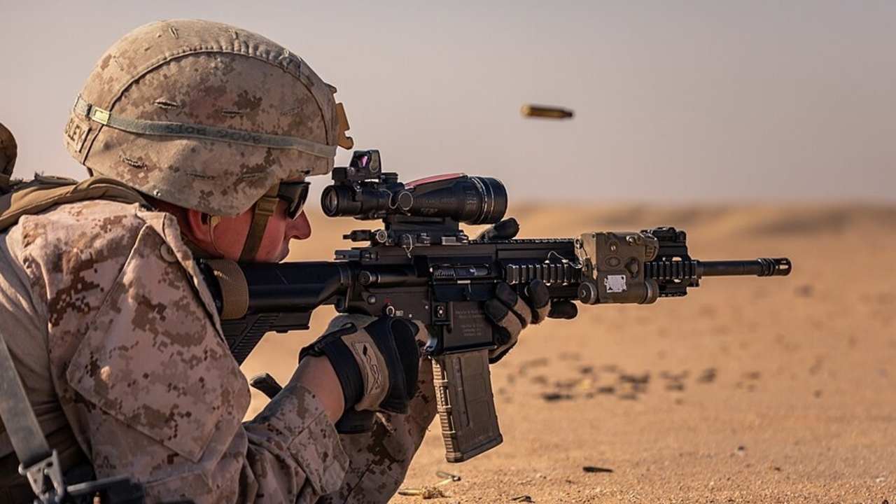 Príslušník americkej námornej pechoty strieľa z pušky M27 Infantry Automatic Rifle počas cvičenia v púštnom prostredí.