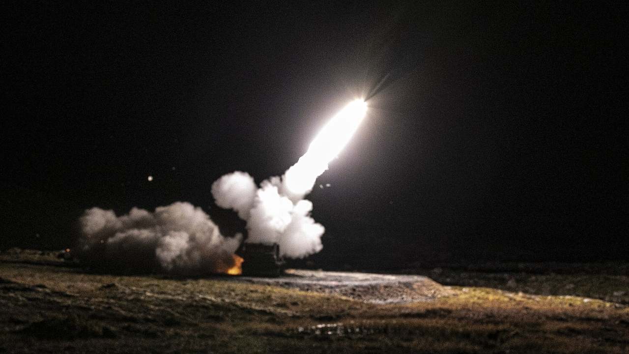 Odpal riadenej rakety GMLRS z odpaľovacieho systému MLRS počas nočného cvičenia v Nórsku