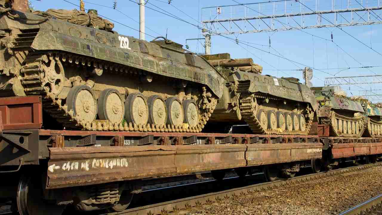 Ruské bojové vozidlá a tanky naložené na železničných vagónoch počas vojenského transportu techniky