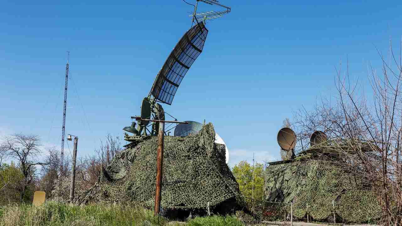 Mobilný vojenský radar protivzdušnej obrany rozložený v teréne