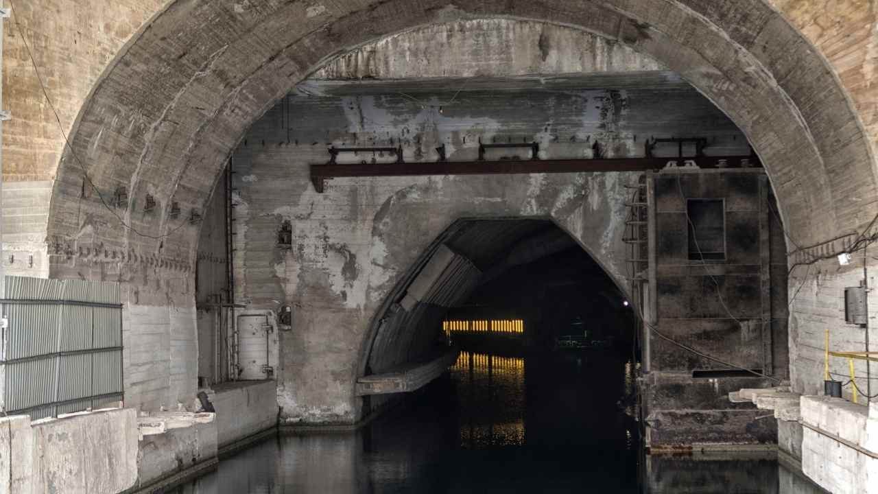 Podzemný vojenský bunker z oceľových modulov počas výstavby fortifikácie