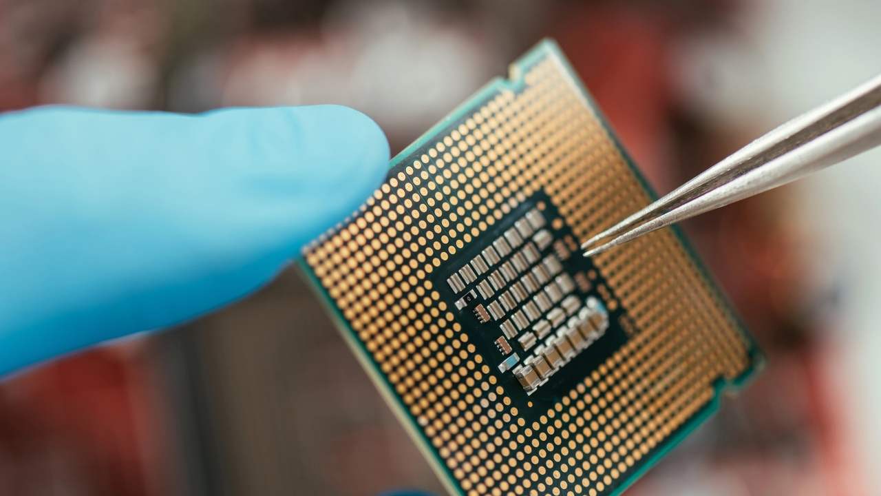 Detail polovodičového čipu používaného v elektronike