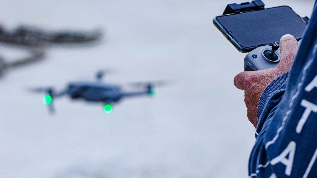 Operátor ovláda vojenský prieskumný dron pomocou diaľkového ovládača počas monitorovania bojiska