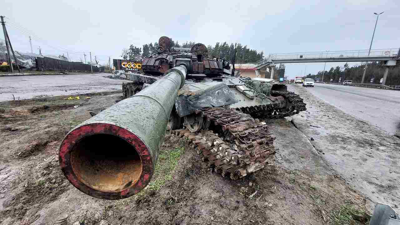 Zničený ruský tank odstavený pri ceste po zásahu ukrajinským dronom