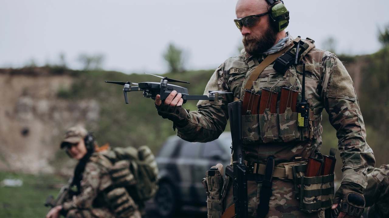 Ukrajinský vojak pripravujúci bezpilotný dron na bojovú misiu