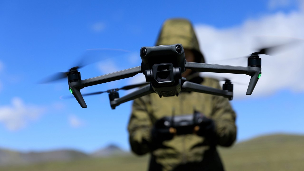 Vojak obsluhujúci bezpilotný dron v teréne počas vojenskej operácie