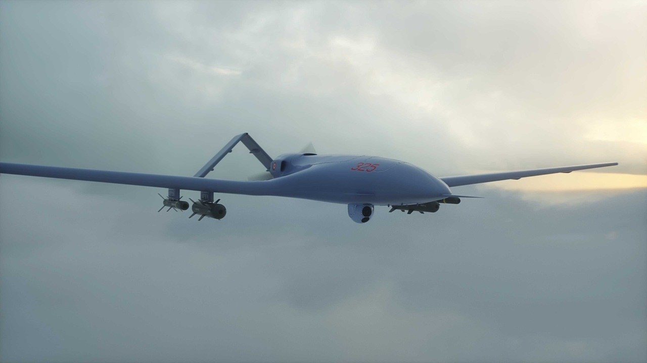 Strategický vojenský dron počas monitorovacej misie nad morom
