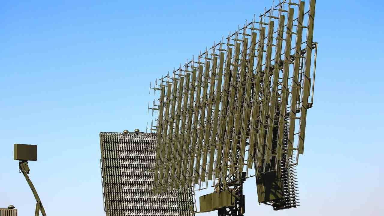 Moderný viacúčelový radar protivzdušnej obrany určený na detekciu lietadiel, rakiet a bezpilotných prostriedkov