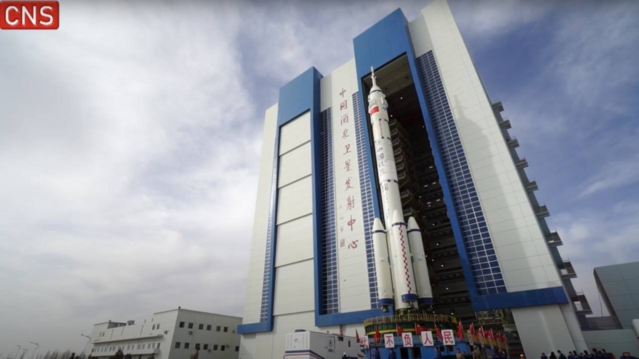 Čínska raketa Long March-2F s pilotovanou loďou Shenzhou-15 počas príprav na štart v kozmodróme Jiuquan