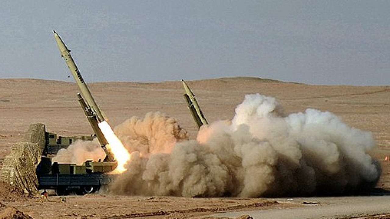 Iránska balistická raketa Fateh-110 odpálená z mobilného odpaľovacieho systému počas vojenského cvičenia