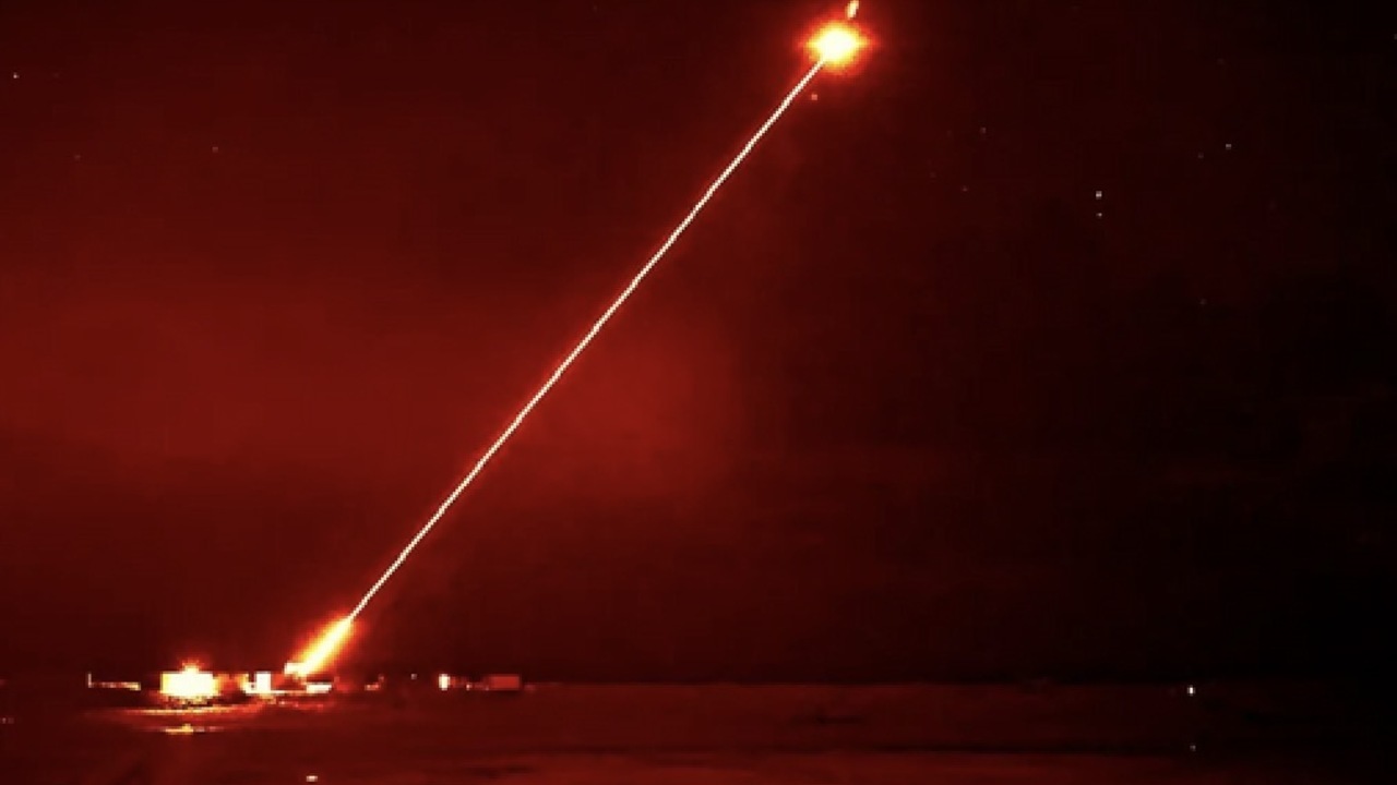 Laserová zbraň DragonFire testovaná pri zásahu vzdušného cieľa počas vojenských skúšok