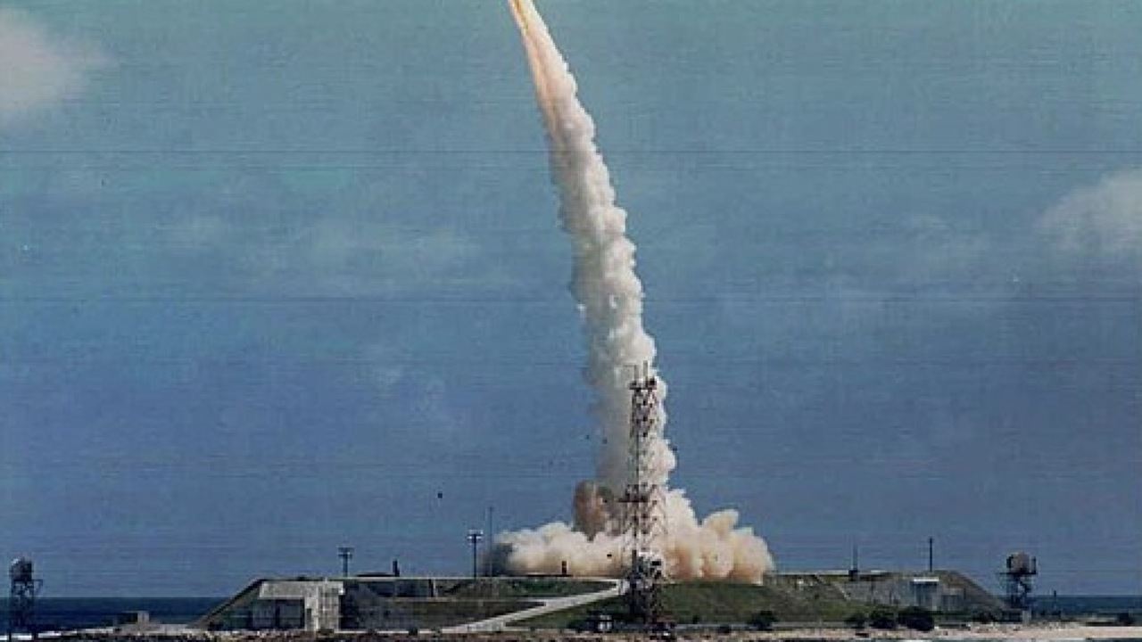 Štart vojenskej rakety z pozemného odpaľovacieho zariadenia