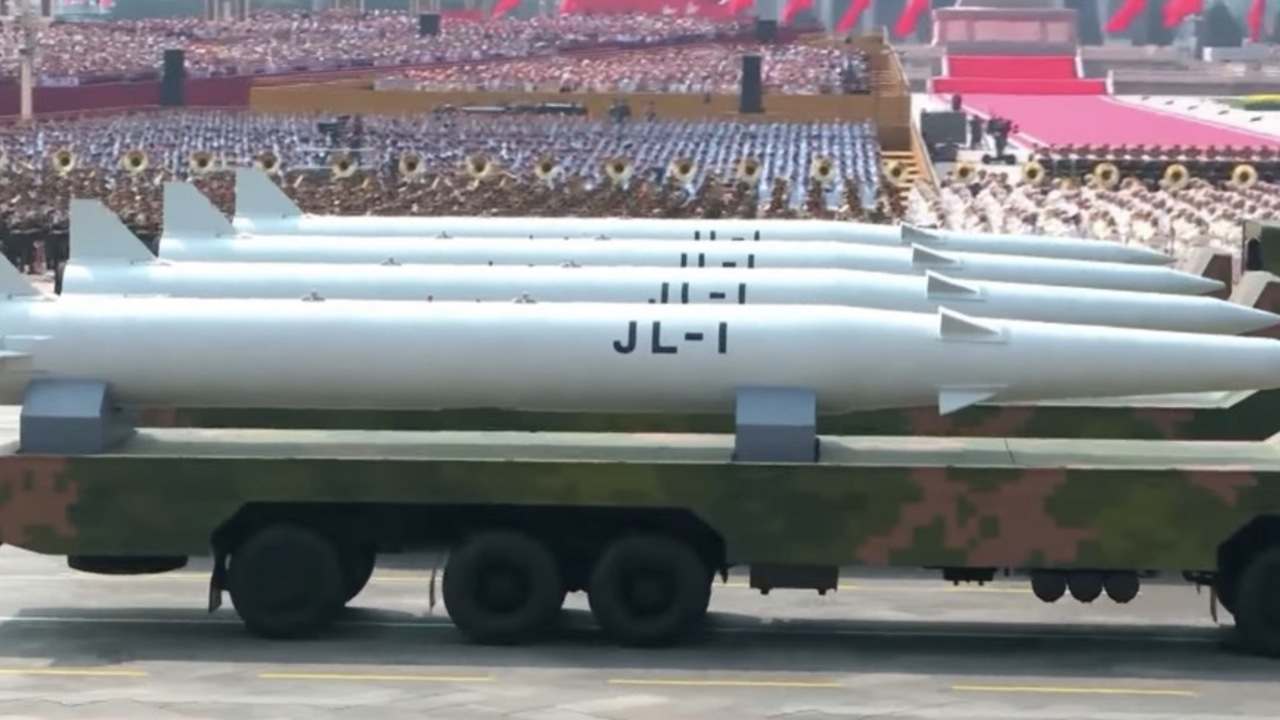 Balistické rakety JL-1 vystavené počas vojenskej prehliadky v Číne na mobilnom odpaľovacom zariadení