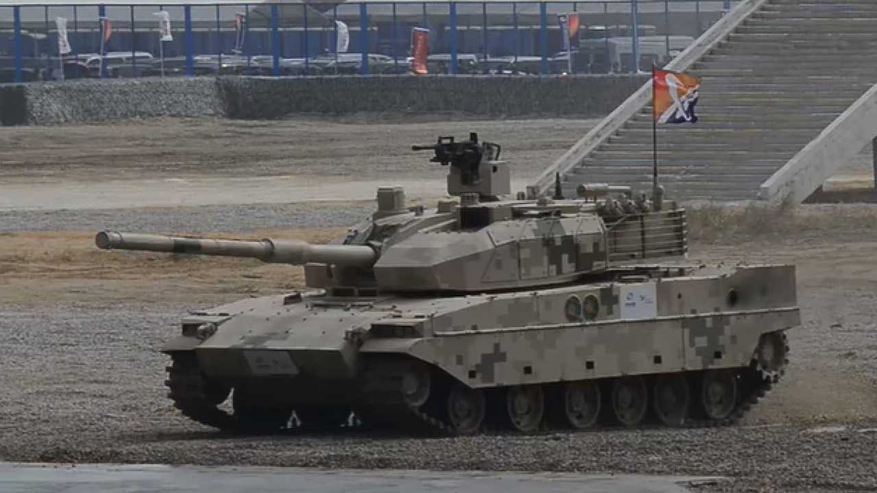 Čínsky ľahký tank VT-5 počas ukážky na vojenskom cvičisku