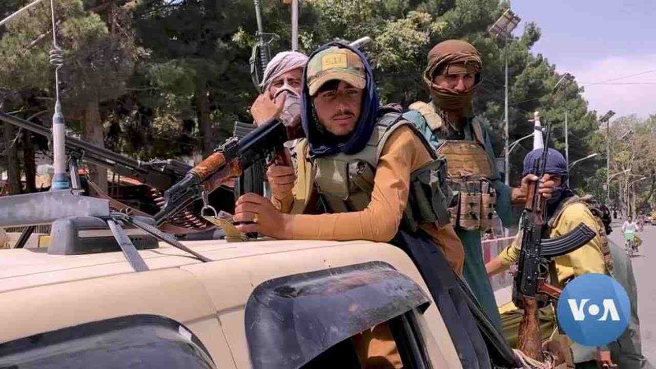 Ozbrojení bojovníci Talibanu na vozidle v Kábule v auguste 2021