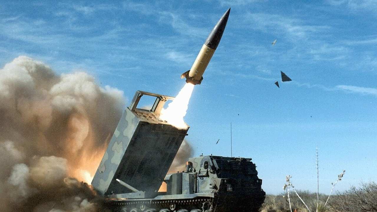 Americký raketomet M270 MLRS pri odpálení balistickej rakety ATACMS