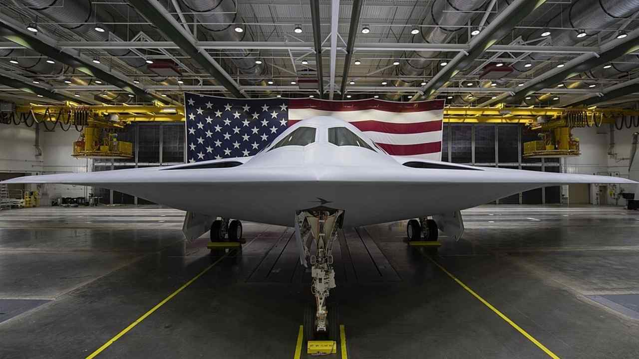 strategický stealth bombardér B-21 Raider v hangári amerického letectva