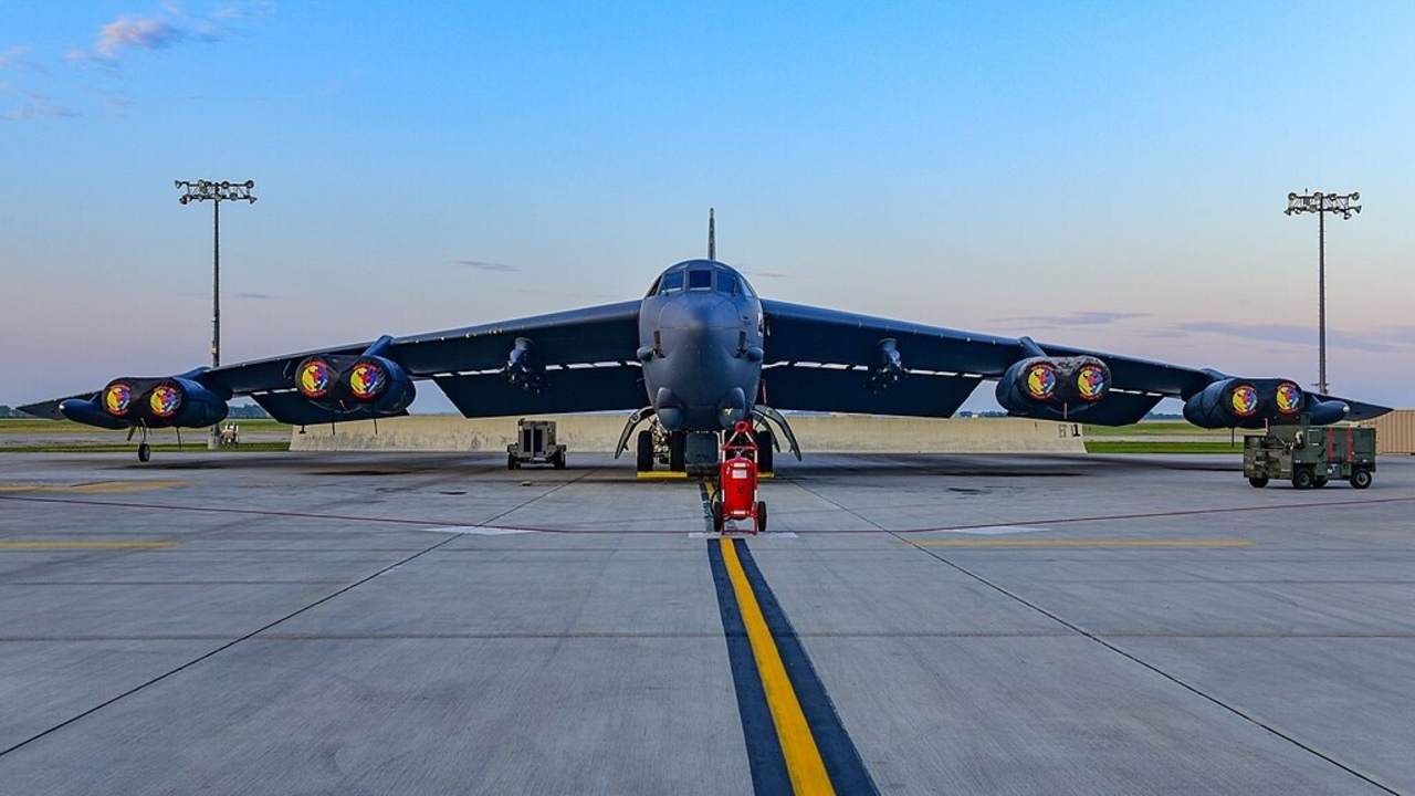 Americký strategický bombardér B-52H Stratofortress na letovej ploche základne Minot Air Force Base