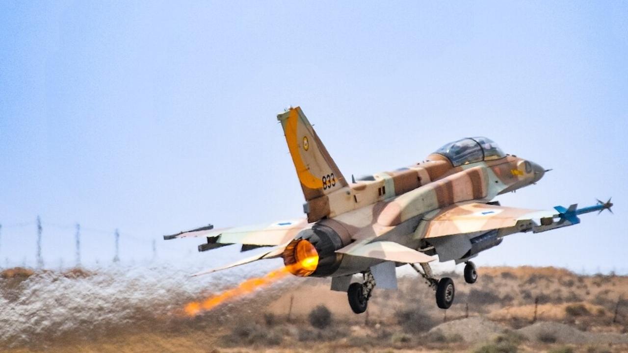 Izrael ukázal F-16I Sufa s novou výzbrojou. Nesie štyri rakety RAMPAGE na údery z veľkej vzdialenosti