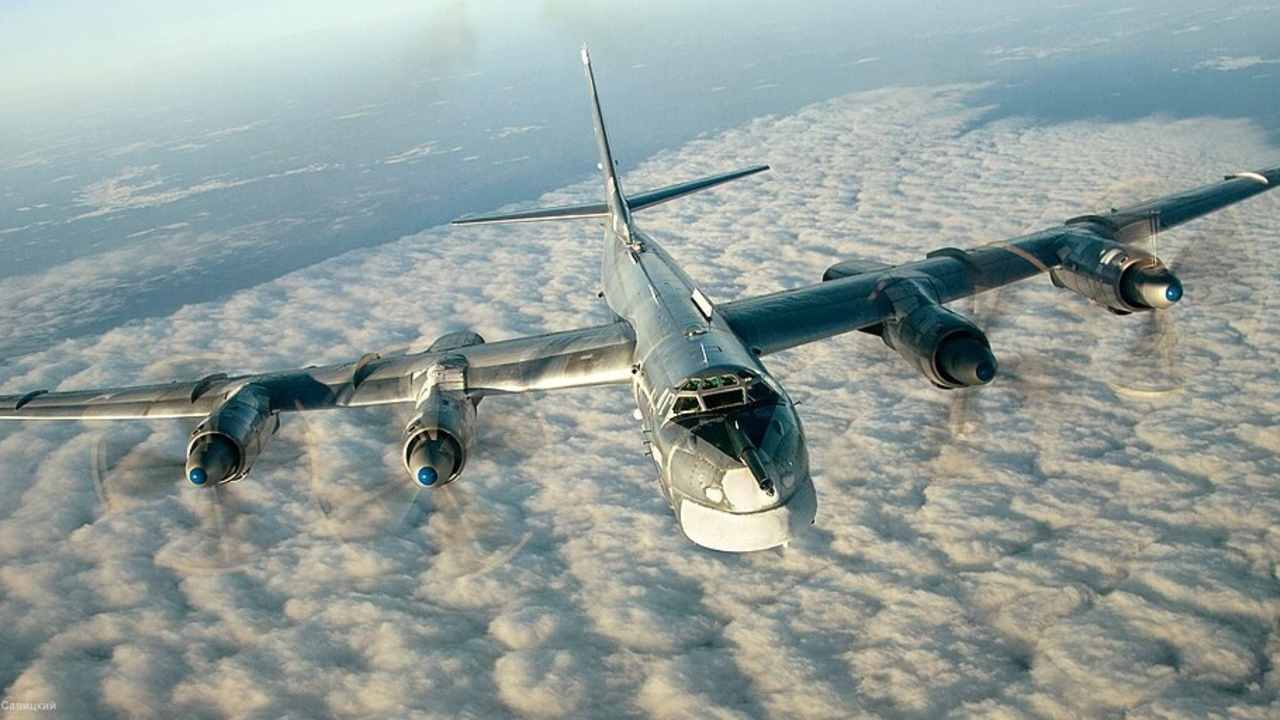 Ruský strategický bombardér Tu-95 počas letu nad oblakmi