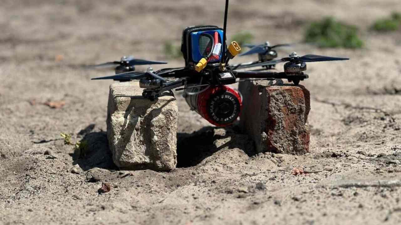 taktický FPV dron používaný na modernom bojisku