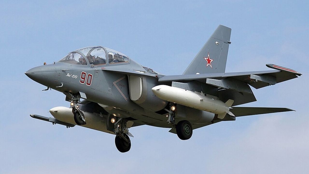 Ruské cvično-bojové lietadlo Jak-130 počas pristávania