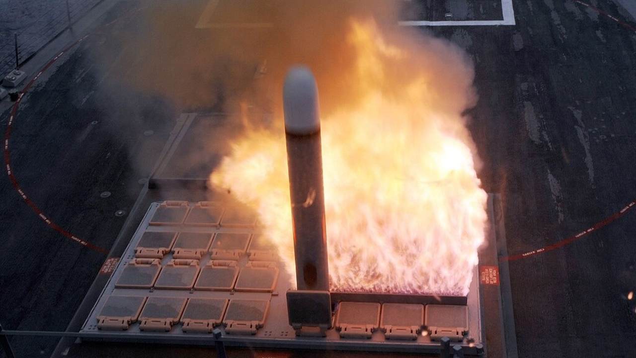 Odpálenie strely Tomahawk z vertikálneho odpaľovacieho systému torpédoborca USS Farragut (DDG-99)