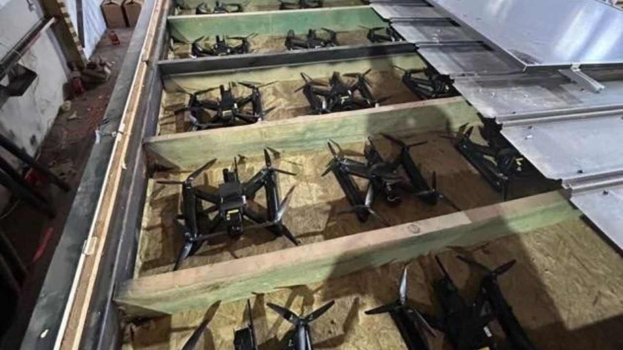 FPV drony uložené v kontajneroch pripravené na útok na bojisku na Ukrajine