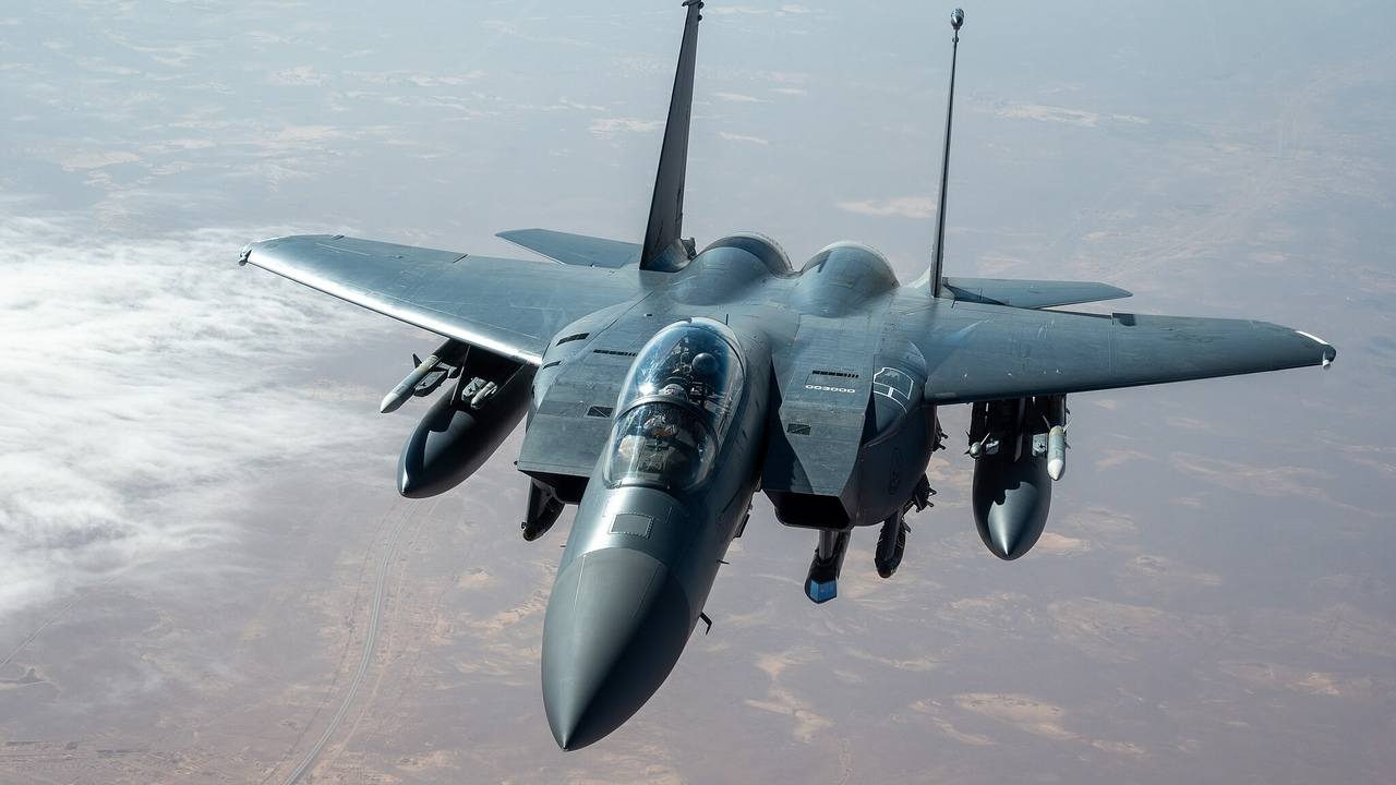 Americká stíhačka F-15E Strike Eagle počas letu nad oblasťou pôsobenia CENTCOM na Blízkom východe
