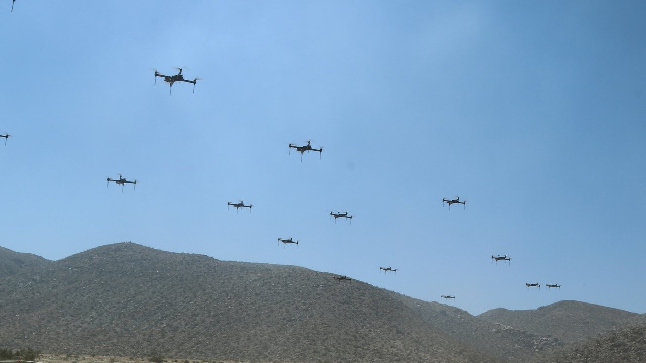 Algoritmy riadia celý útok. Čína ukázala roj dronov od prieskumu až po zásah