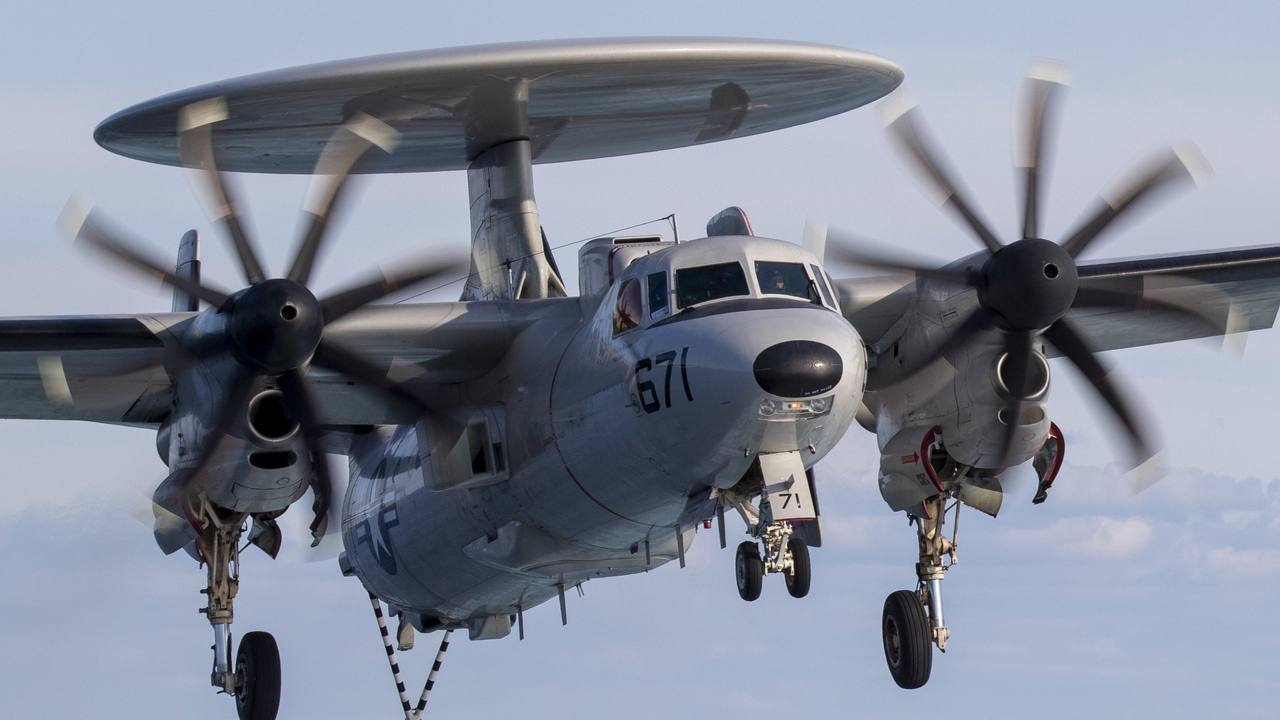 Lietadlo E-2D Advanced Hawkeye amerického námorníctva s radarovým systémom pristáva na lietadlovej lodi nad oceánom