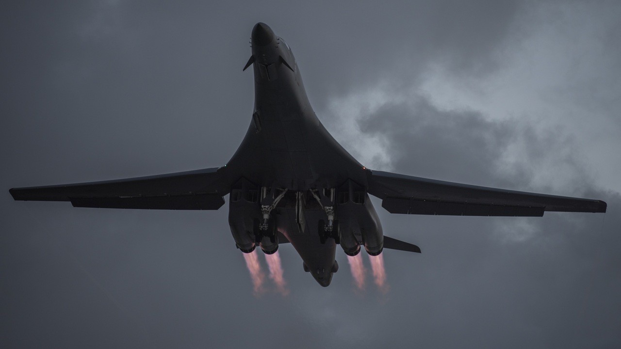 USA zasiahli iránske raketové základne v Hormuzskom prielive 5 000-librovými „bunker-buster“ bombami