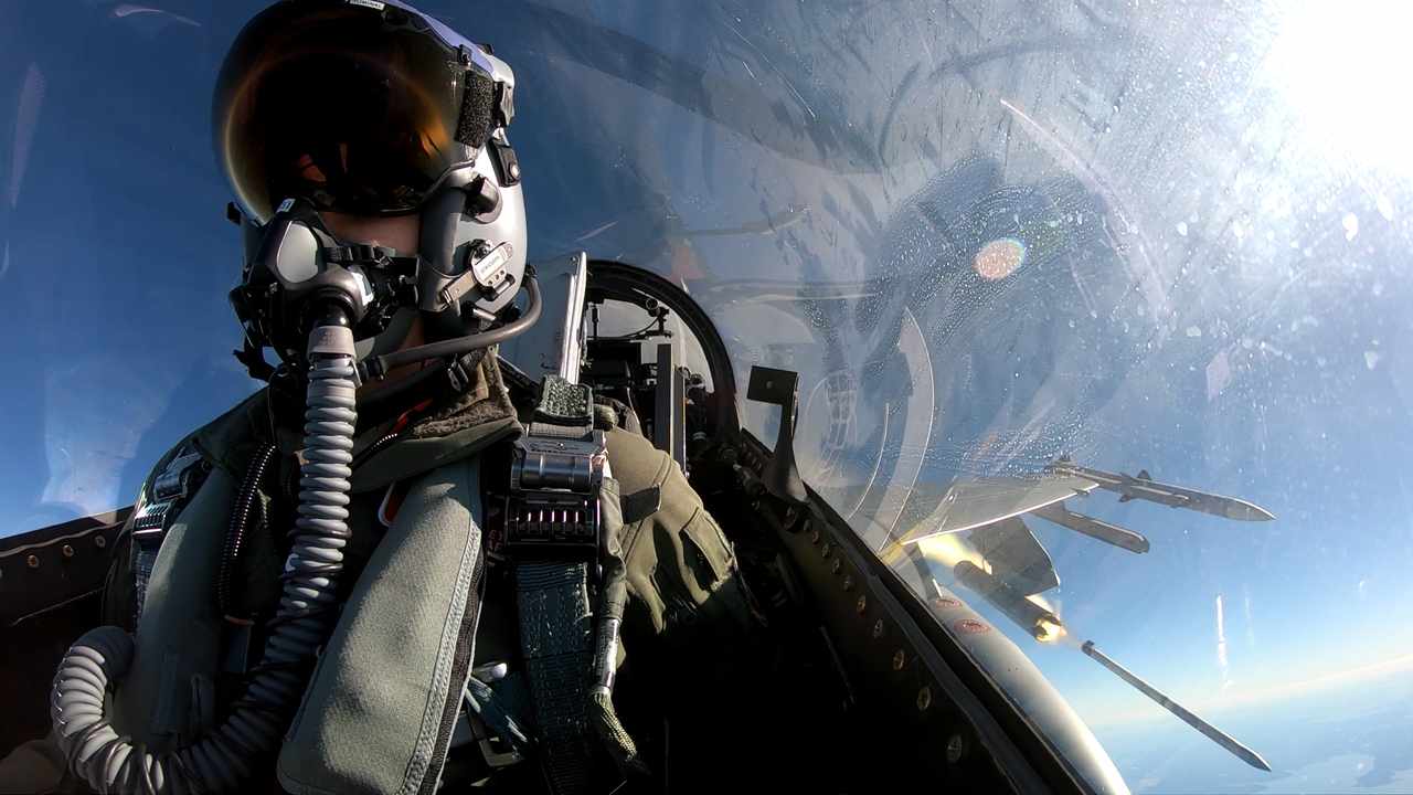 Pilot stíhacieho lietadla F-16 počas odpálenia rakety APKWS II z kokpitu