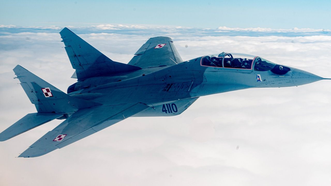 Poľské stíhacie lietadlo MiG-29 počas letu nad oblakmi