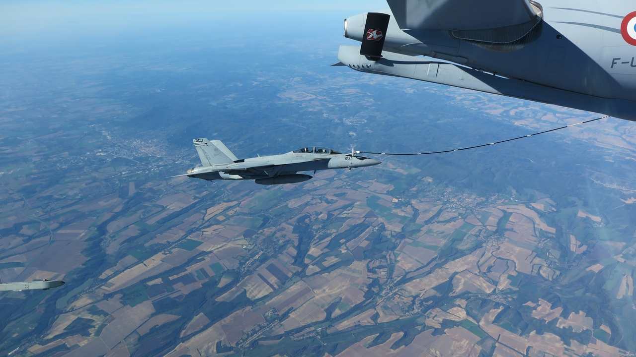 Stíhačka F/A-18 Super Hornet tankuje palivo vo vzduchu z lietadla Airbus A330 MRTT počas vojenskej operácie