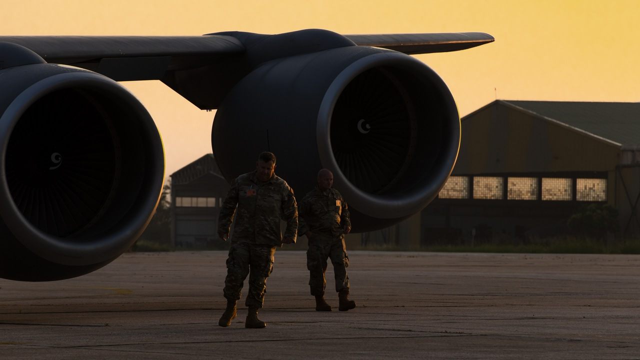 Americká vojenská základňa Larisa v Grécku s lietadlom USAF pri západe slnka