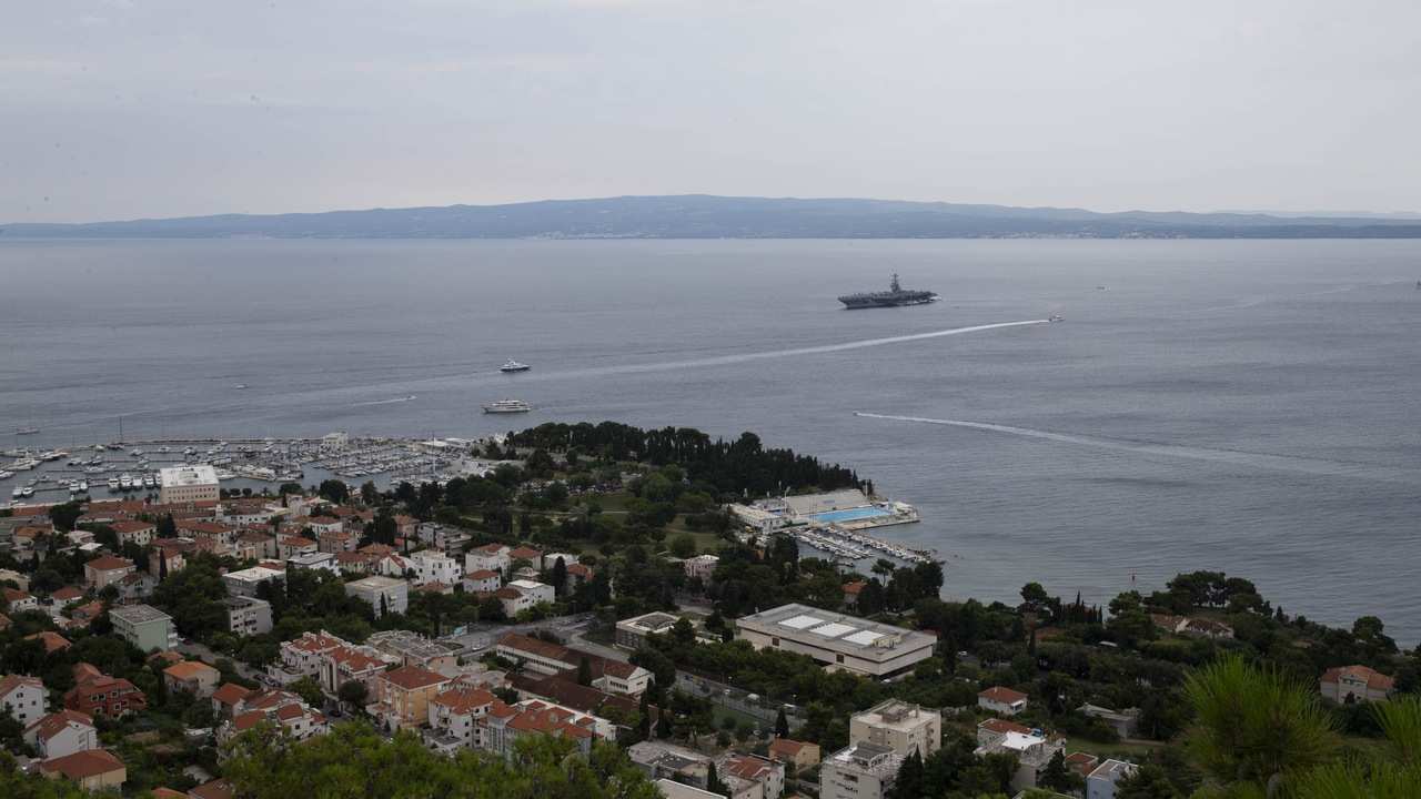 USS Ford po požiari mierí do prístavu. Chorvátsko hostí najväčšiu loď sveta