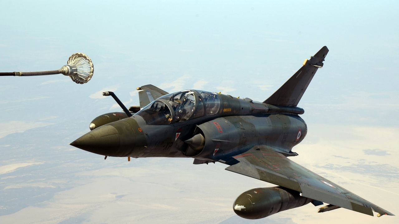 Stíhačka Mirage 2000-5 počas tankovania vo vzduchu z lietadla KC-130J