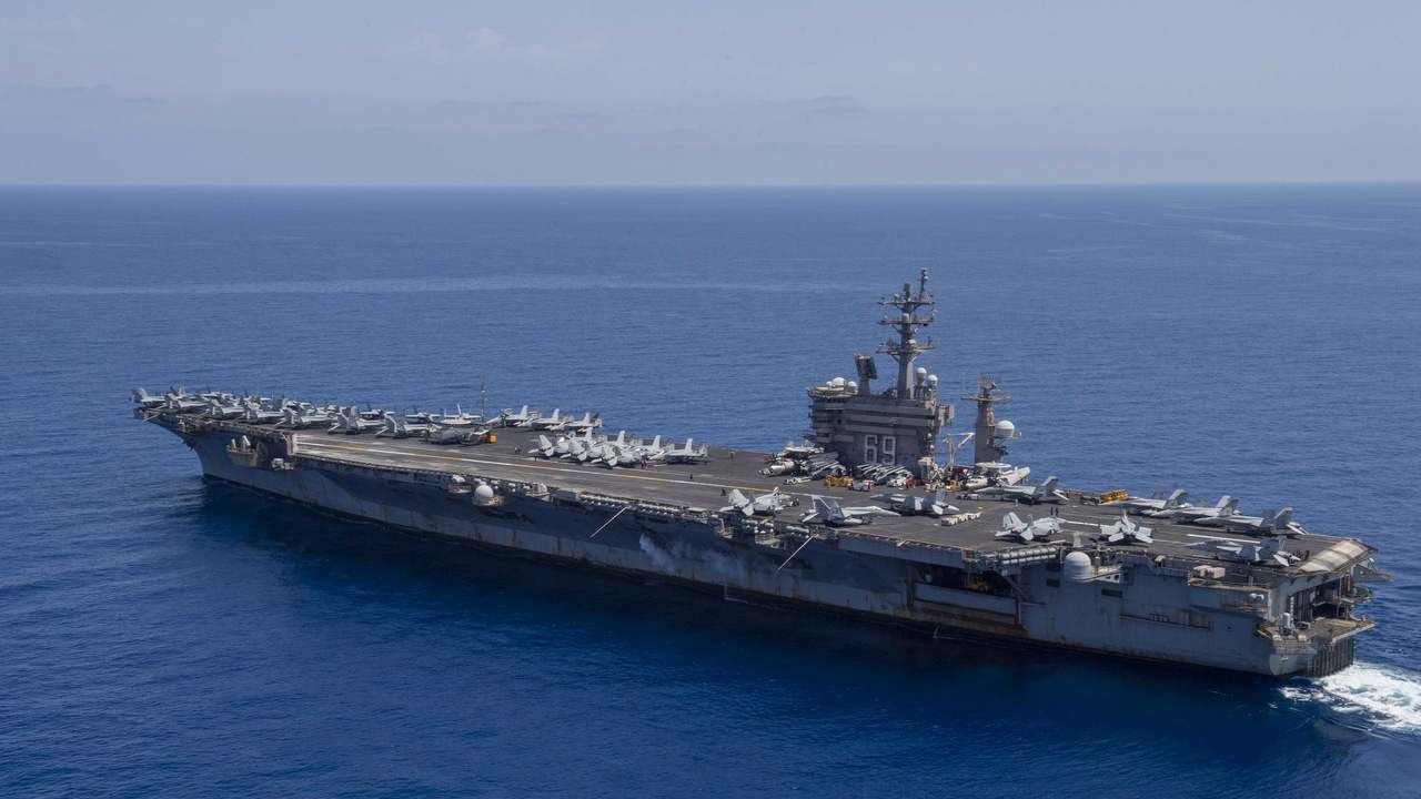 Lietadlová loď USS Dwight D. Eisenhower na otvorenom mori počas operácie v Stredozemnom mori