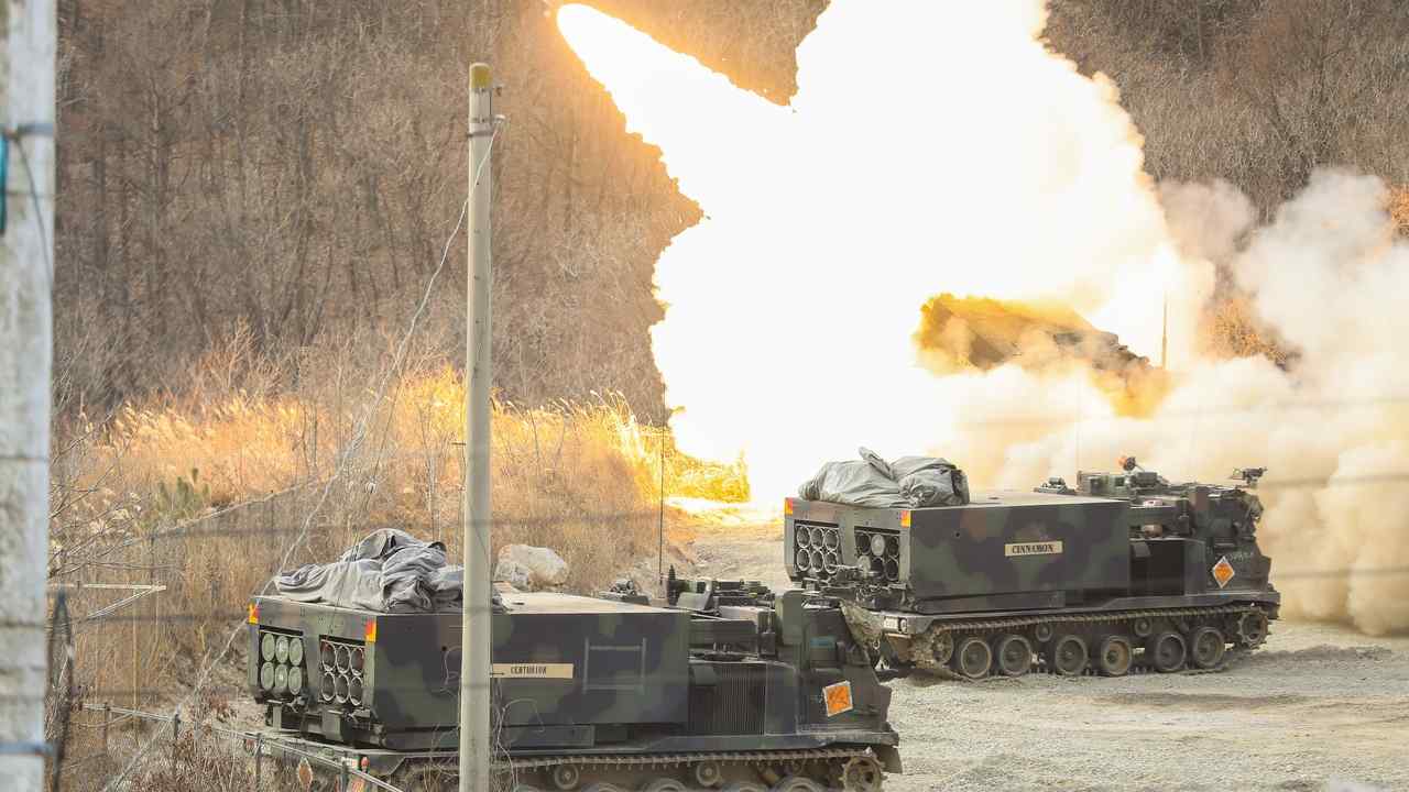 Raketomet M270 MLRS odpaľuje raketu počas vojenského cvičenia