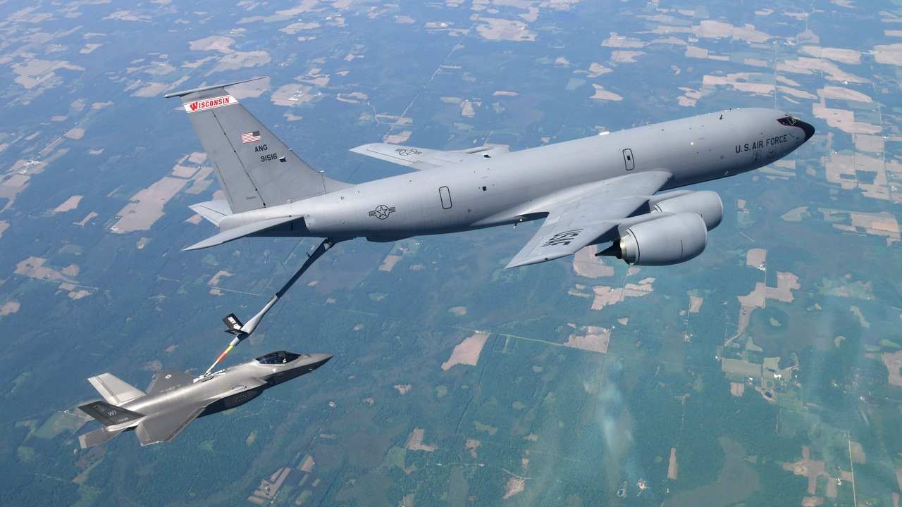 Tankovacie lietadlo KC-135 Stratotanker dopĺňa palivo stíhačke F-35A Lightning II počas letu