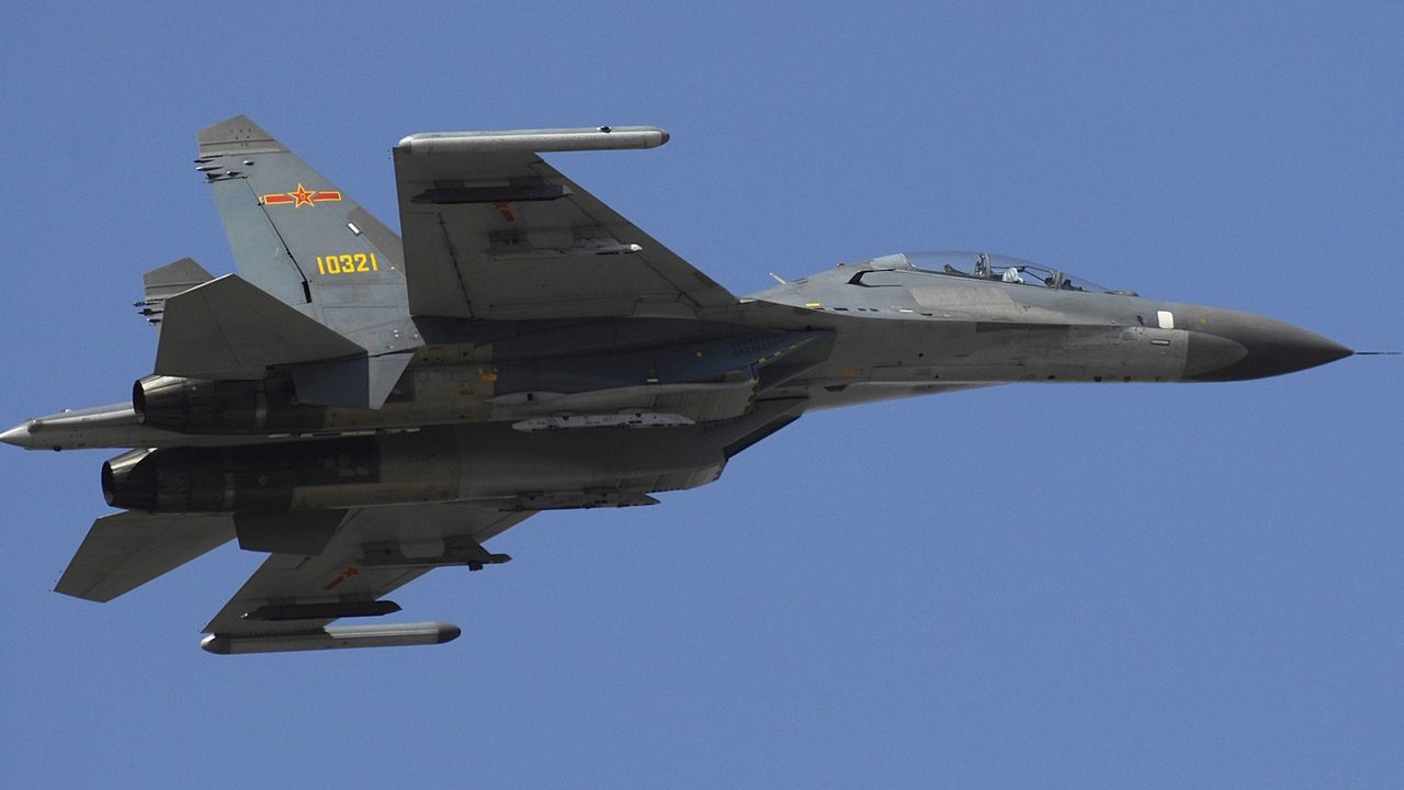 Čínsky stíhací lietadlový Su-27 letí nad letiskom Anshan v Číne
