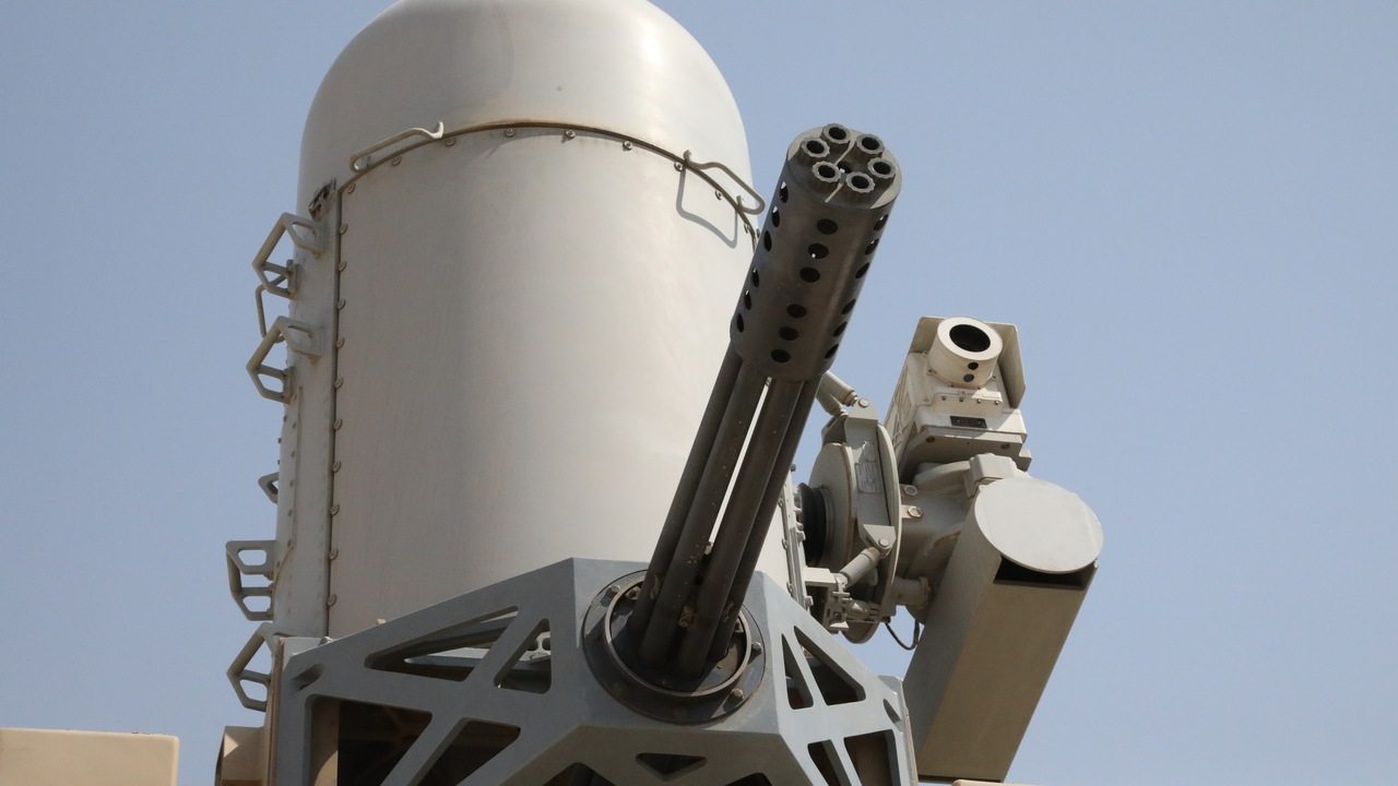 Rotačný kanón M61A1 Gatling systému C-RAM pripravený na paľbu proti dronom a raketám
