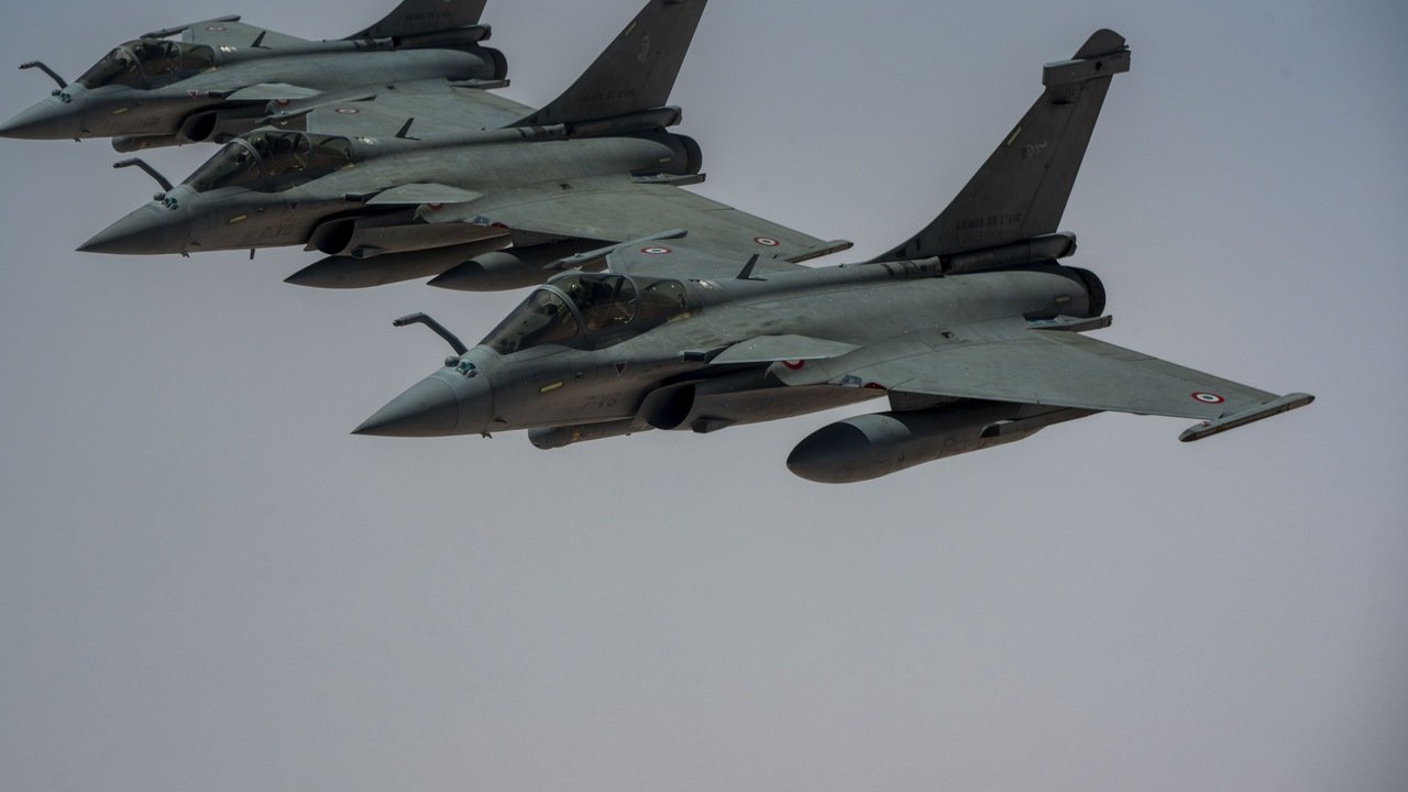 Francúzske stíhačky Rafale letia vo formácii počas vojenskej operácie