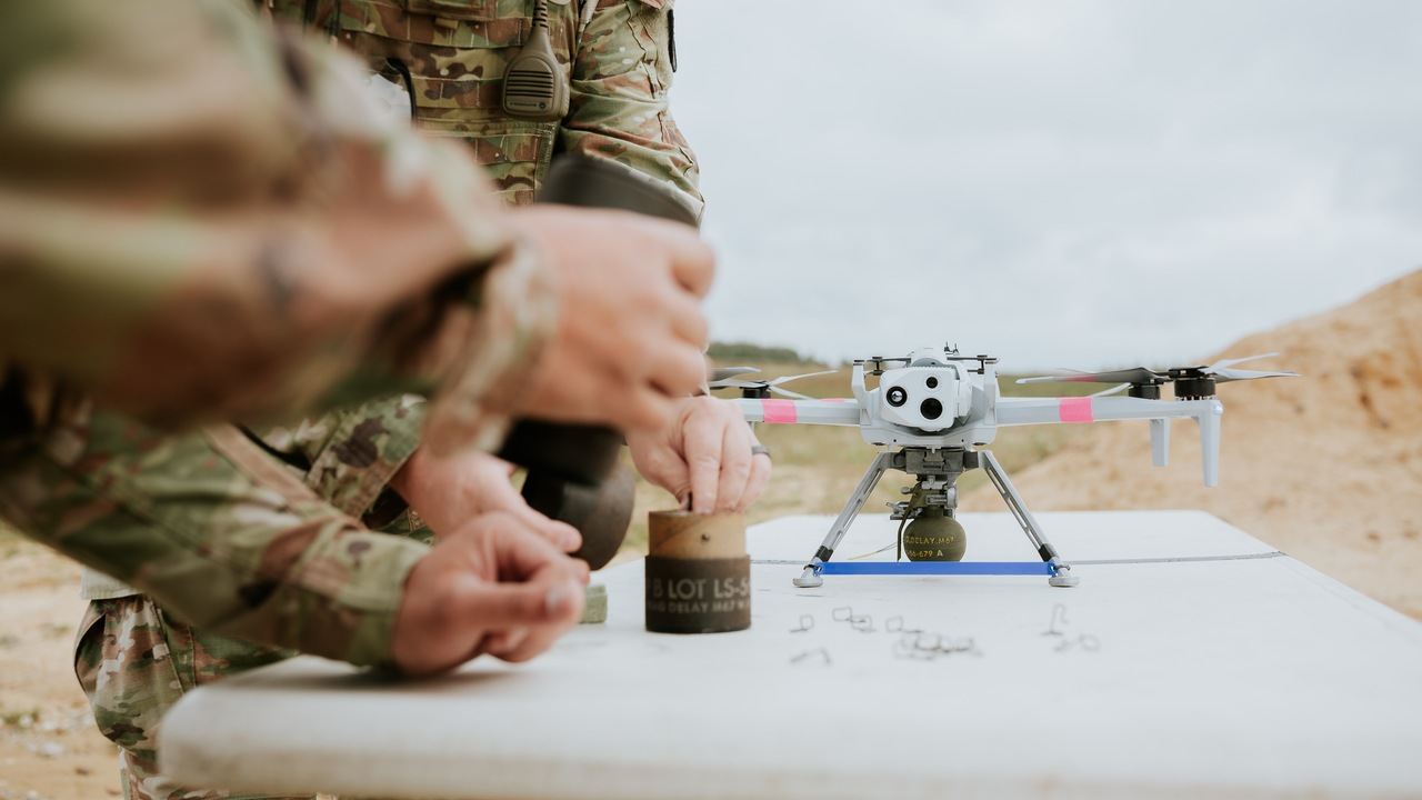 vojenský bezpilotný dron so systémom zhadzovania munície počas testovania