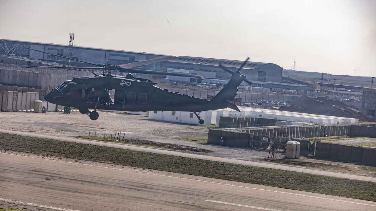 Dron zasiahol Black Hawk na americkej základni. Irán tvrdí, že zostrelil aj F/A-18