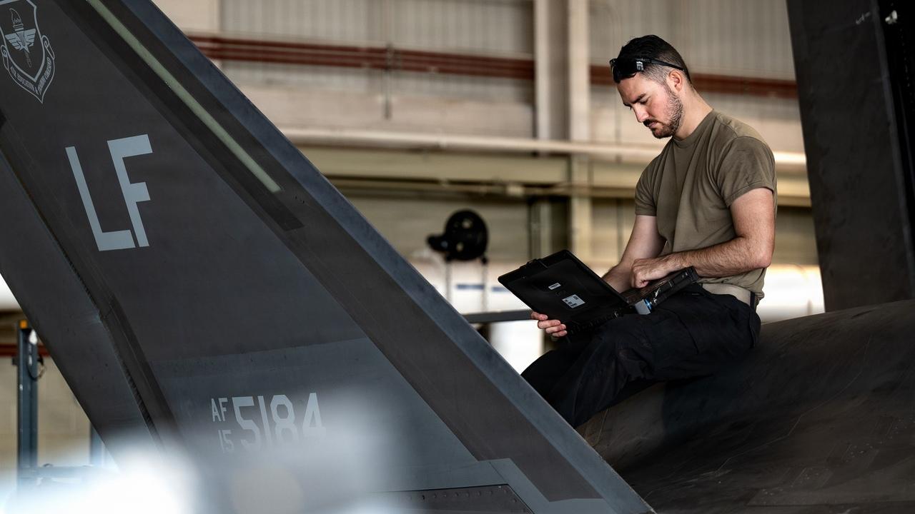 Technik amerického letectva vykonáva údržbu stíhačky F-35A Lightning II na leteckej základni