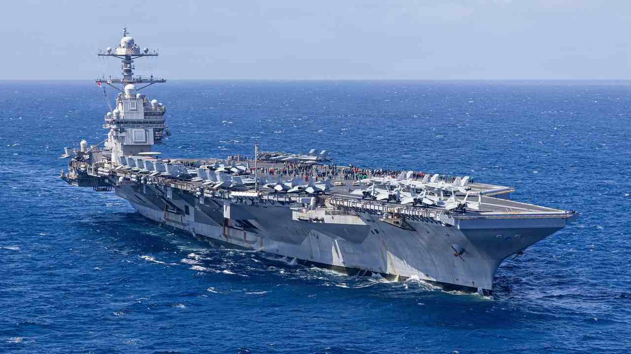 Lietadlová loď USS Gerald R. Ford na otvorenom mori počas vojenskej operácie