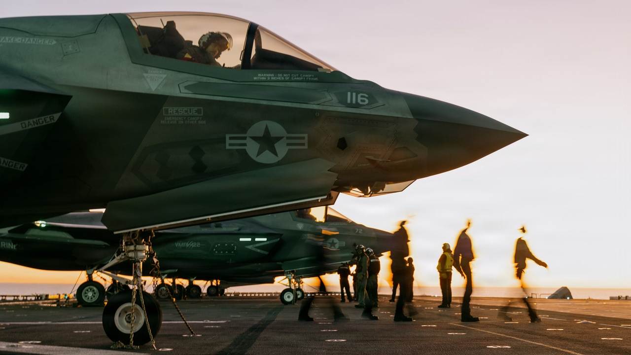 Stíhačka F-35B Lightning II americkej námornej pechoty na palube výsadkovej útočnej lode USS Boxer počas palubných operácií